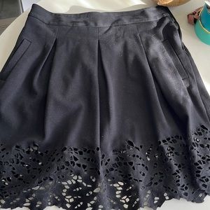 BCBG MAX MARA SKIRT lines. Zipper on side. Pleated. Just above knee.